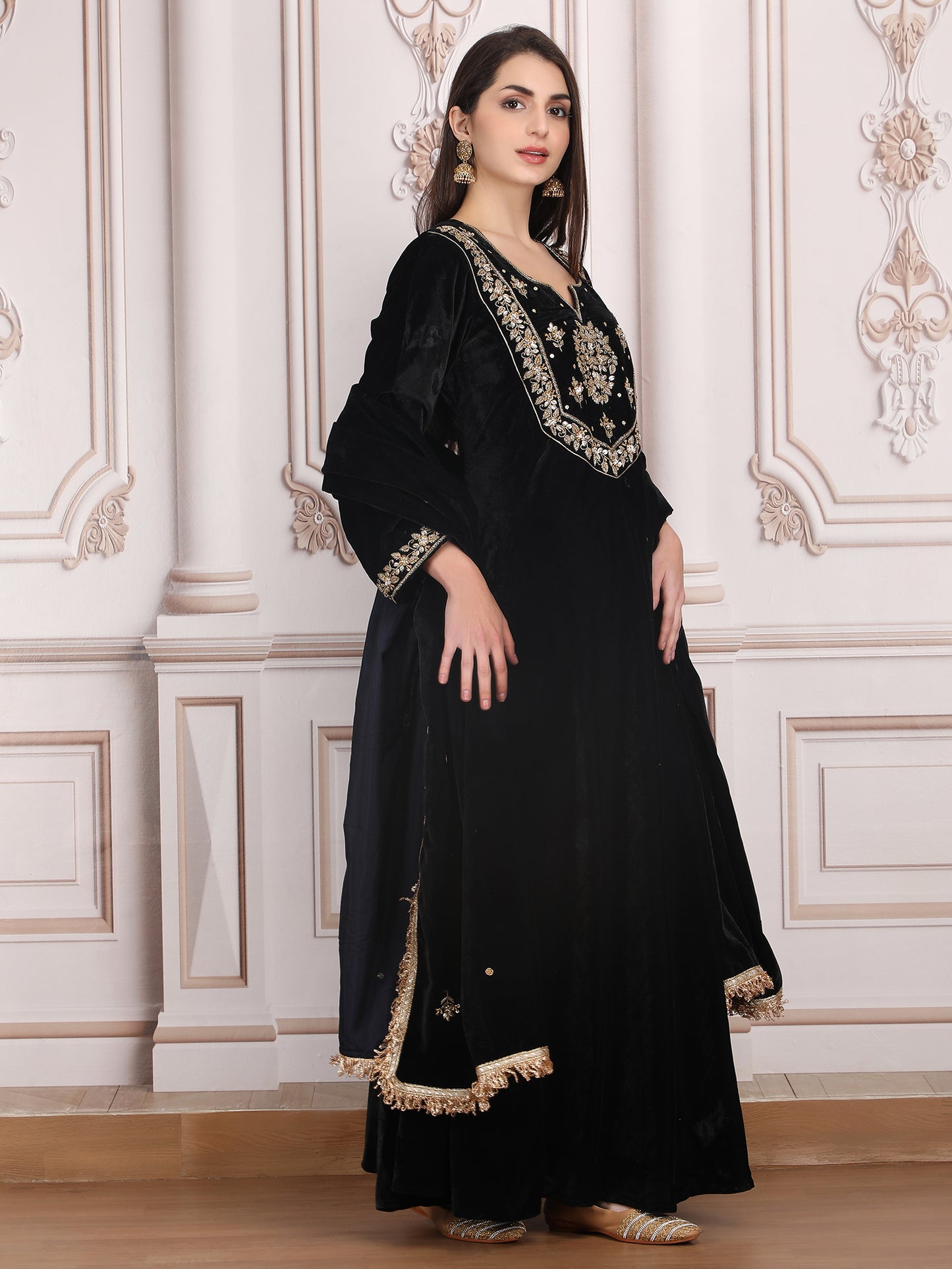 Raat ki Roshni with the shimmering details of hand embroidery