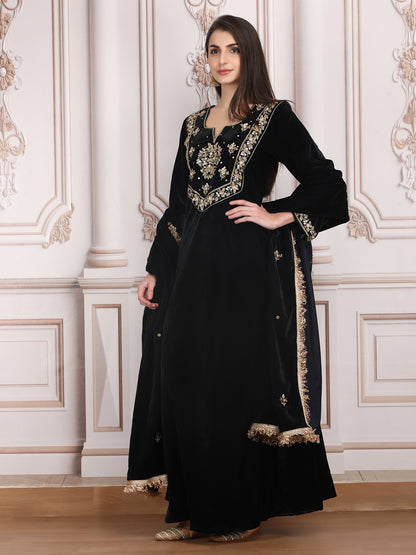 Raat ki Roshni with the shimmering details of hand embroidery