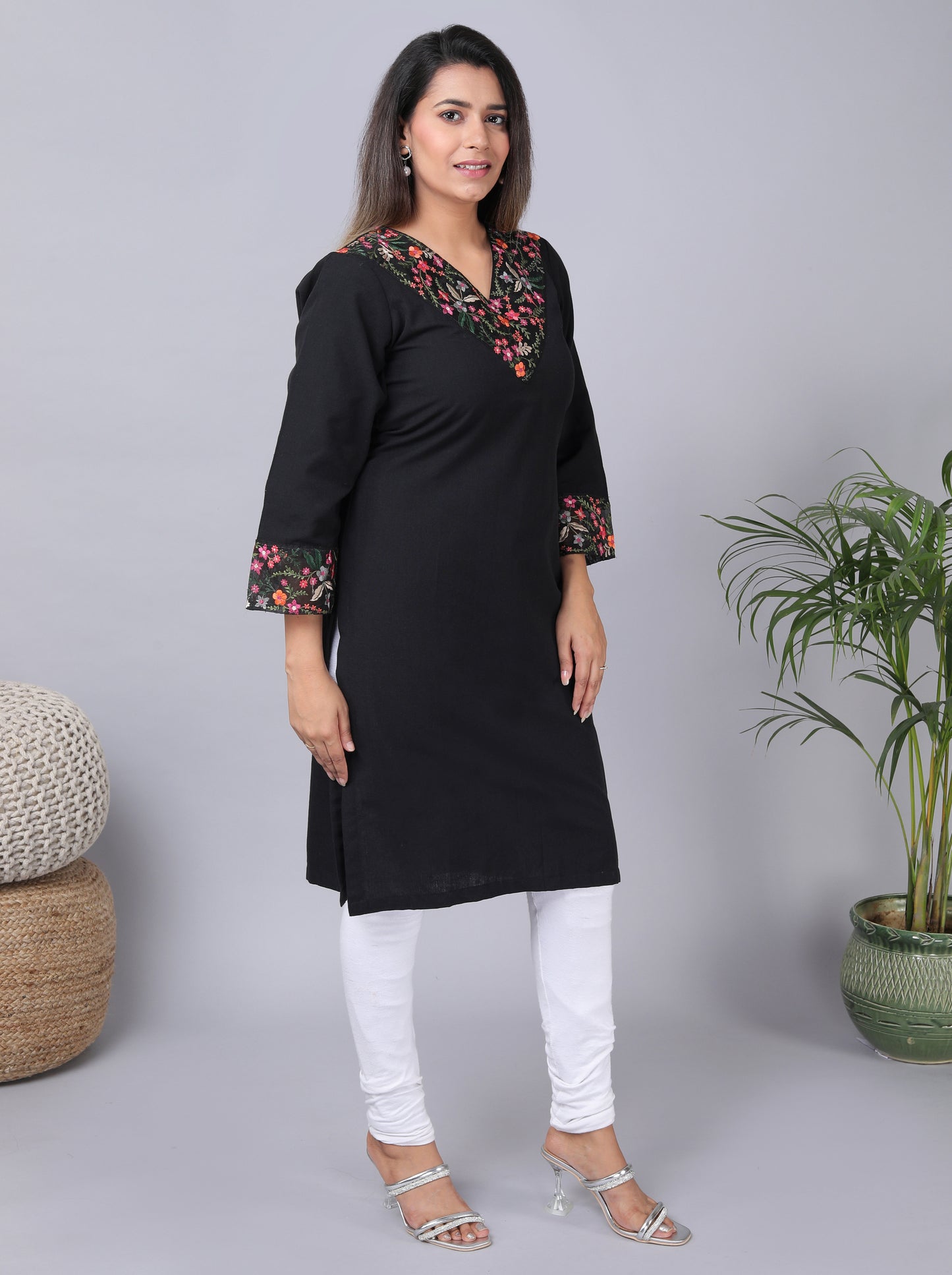 Handloom cotton kurta with thread embroidered border