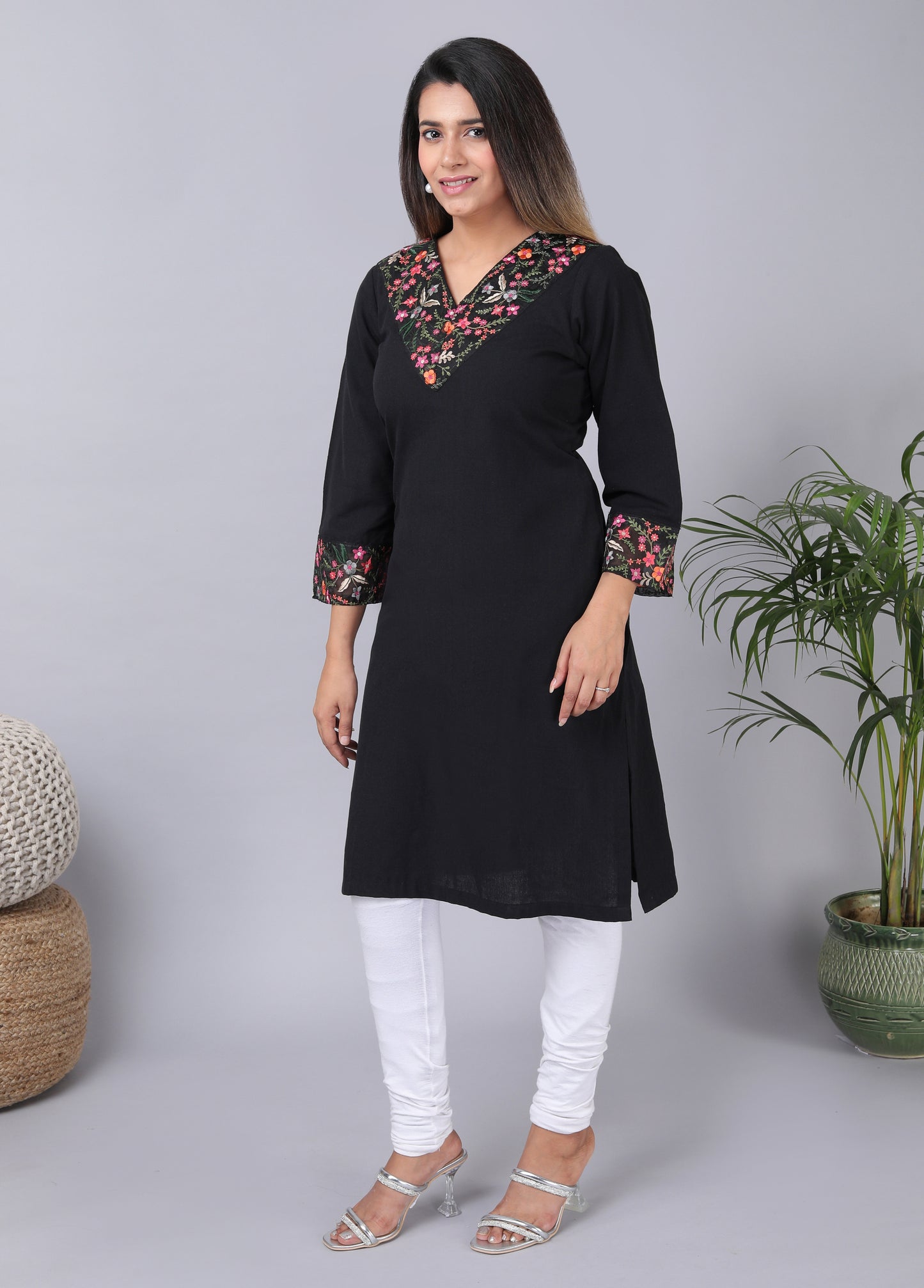 Handloom cotton kurta with thread embroidered border